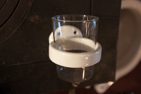 Glashalter Wandhalter Porzellan mit Glas