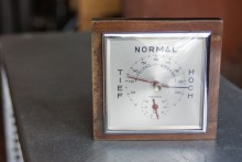 Thermo-, Barometer aus Stahlblech und Holz